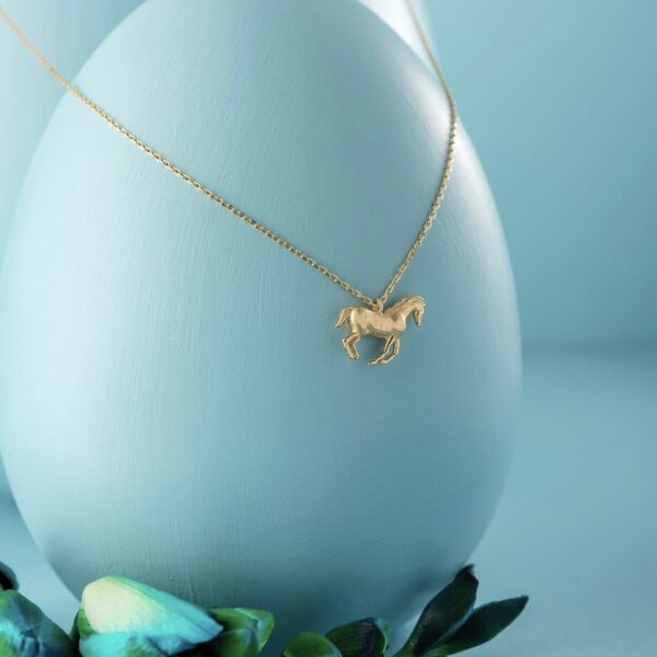 At Figürlü Altın Kolye