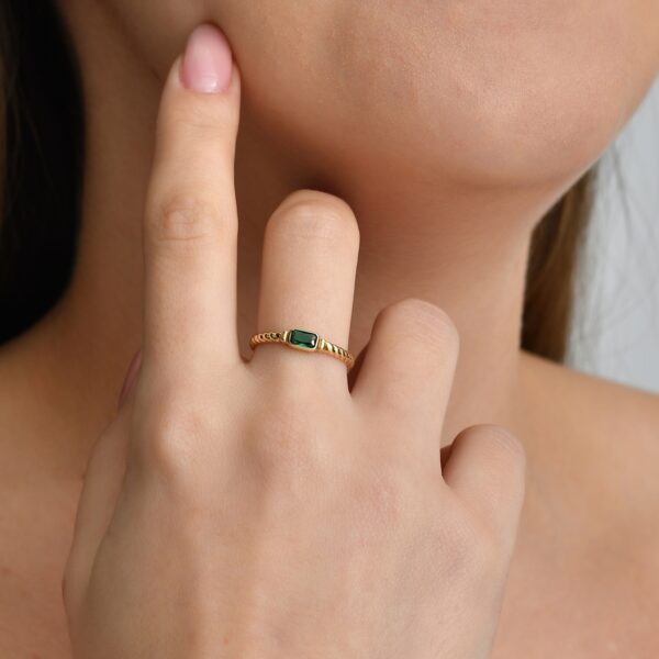 Zümrüt Taşlı Altın Yüzük