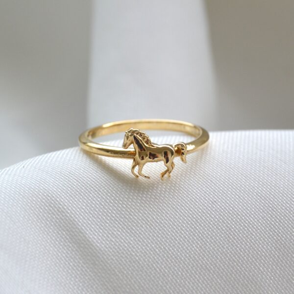 At Figürlü Altın Yüzük